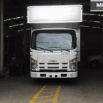 Furgón carga seca con puerta lateral y camarote en NKR III