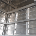 Furgón carga seca con puerta lateral y camarote en NKR III