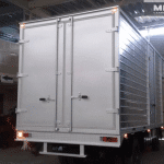 Furgón carga seca con puerta lateral y camarote en NKR III