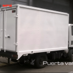 Furgón con bandas interiores en madera