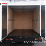 Furgón con bandas interiores en madera