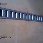 Furgón con bandas interiores en madera