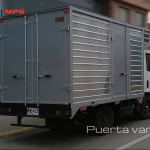 Furgón con camarote retráctil sobre NHR