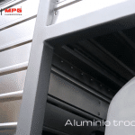 Furgón con camarote retráctil sobre NHR