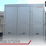 Furgón con puerta lateral y posterior de tres hojas