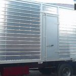 Furgón con puerta lateral y posterior de tres hojas