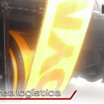 Furgón con puerta lateral y posterior de tres hojas