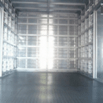 Furgón con puerta lateral y posterior de tres hojas