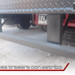 Furgón con puerta lateral y posterior de tres hojas