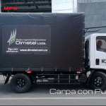 Carrocería de estacas con banda en material ecológico