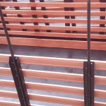 Carrocería de estacas con parales metálicos sobre Chevrolet NHR