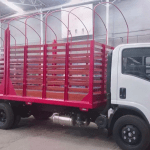 Estacas personalizadas con tono sobre chasis Chevrolet NQR