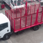 Estacas personalizadas con tono sobre chasis Chevrolet NQR