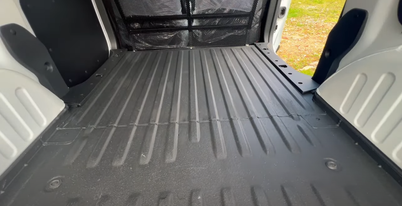 Piso en poliuretano de alta densidad en van