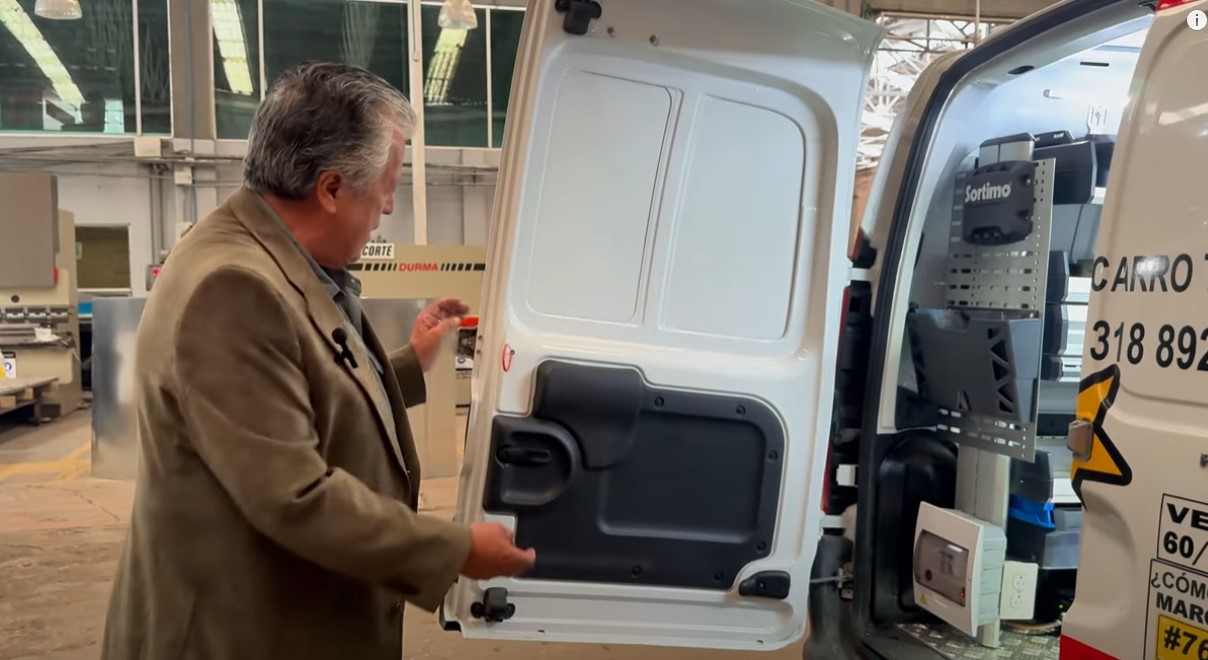 seguridad van operario desde dentro del vehículo