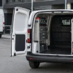 Van compacta con mobiliario organizado para evaluar un proyecto de resizing. resizing de vehículos comerciales