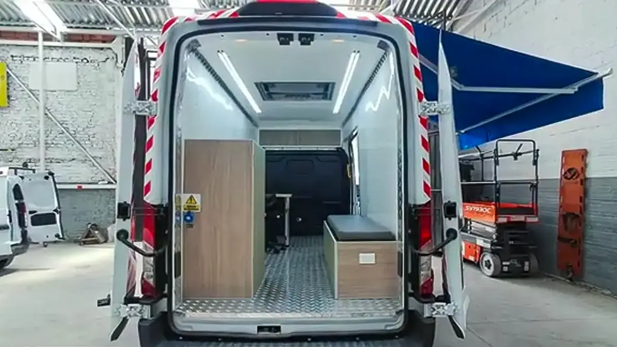 Interior modular de una oficina móvil instalada en una van eléctrica
