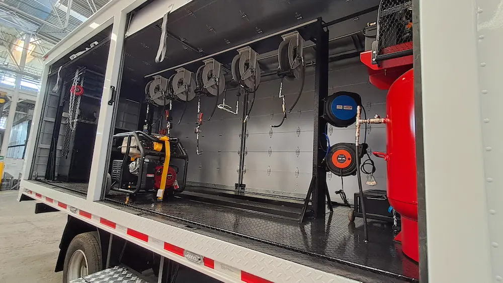 Carro taller equipado para mantenimiento y soporte técnico en campo