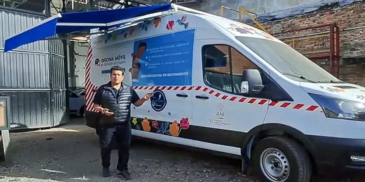 Van eléctrica transformada en oficina móvil de atención en campo