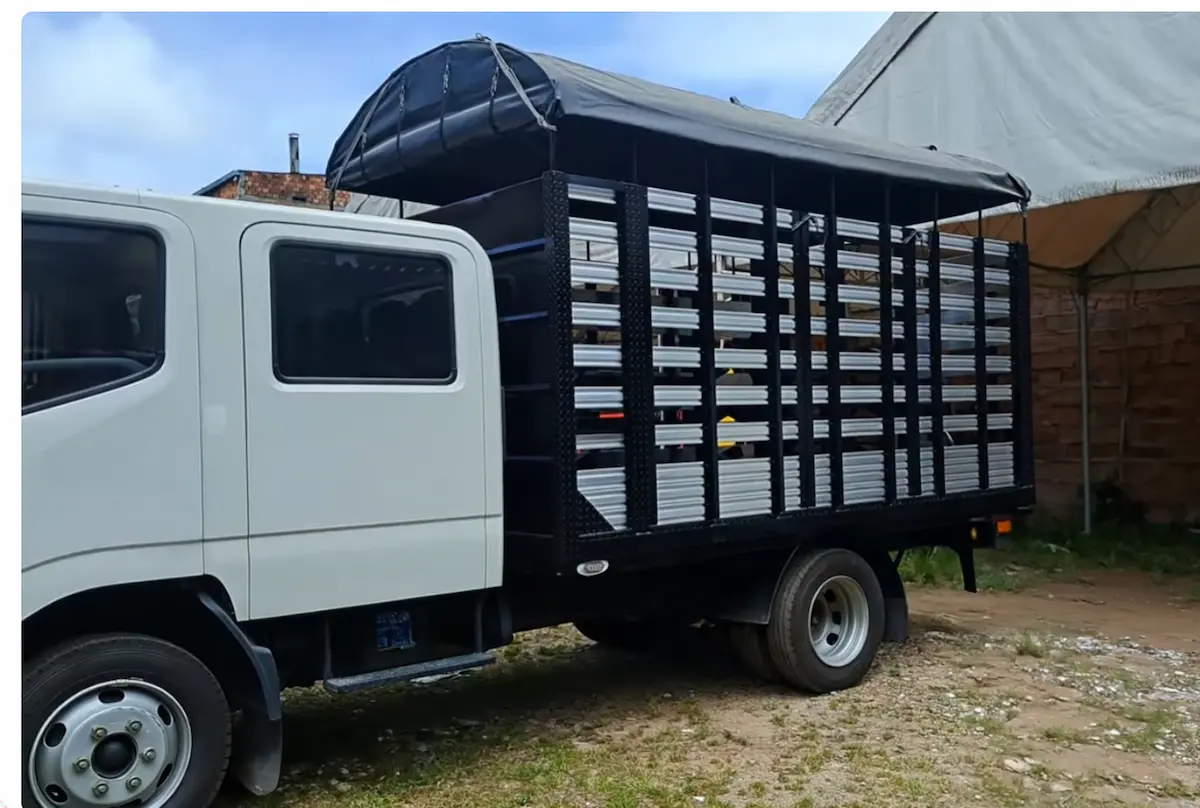 Carro taller para hidrocarburos con carrocería de estacas sobre vehículo doble cabina