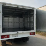 Vehículo doble cabina con furgón especializado diseñado para una operación rural