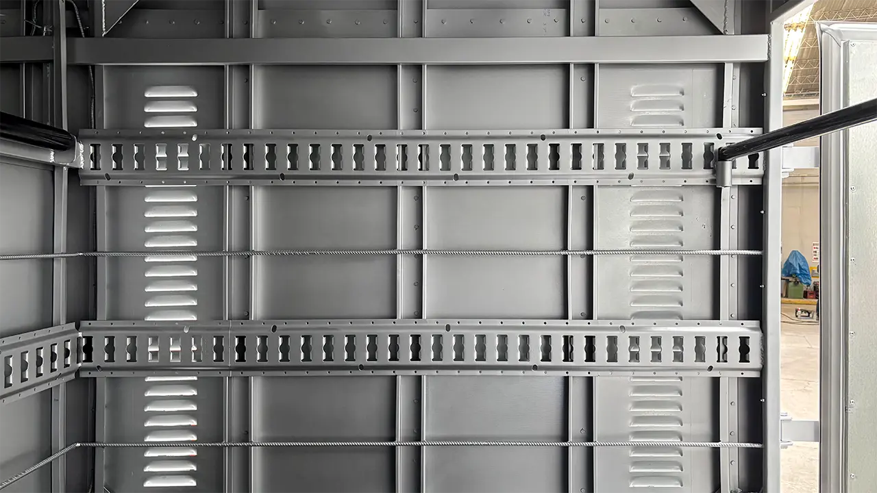 Detalle de la estructura metálica interior de un furgón especializado